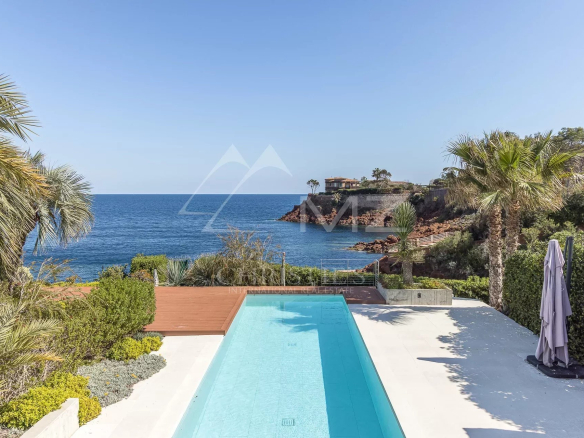 Proche Cannes – Le Trayas – Villa pieds dans l’eau