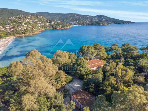 RARE A LA VENTE – PROPRIETE PIEDS DANS L’EAU – CAP NEGRE