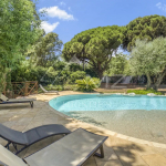 VILLA AVEC PISCINE – PLAGE A PIED – GRIMAUD