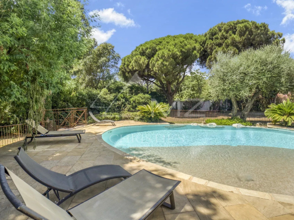 VILLA AVEC PISCINE – PLAGE A PIED – GRIMAUD