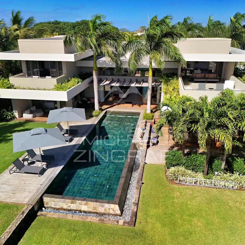 Villa contemporaine de plain-pied avec vue golf dans un cadre paisible