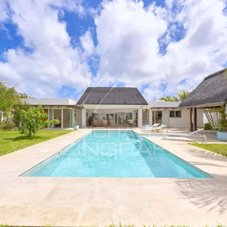 Penthouse – private beach access – in Pereybere