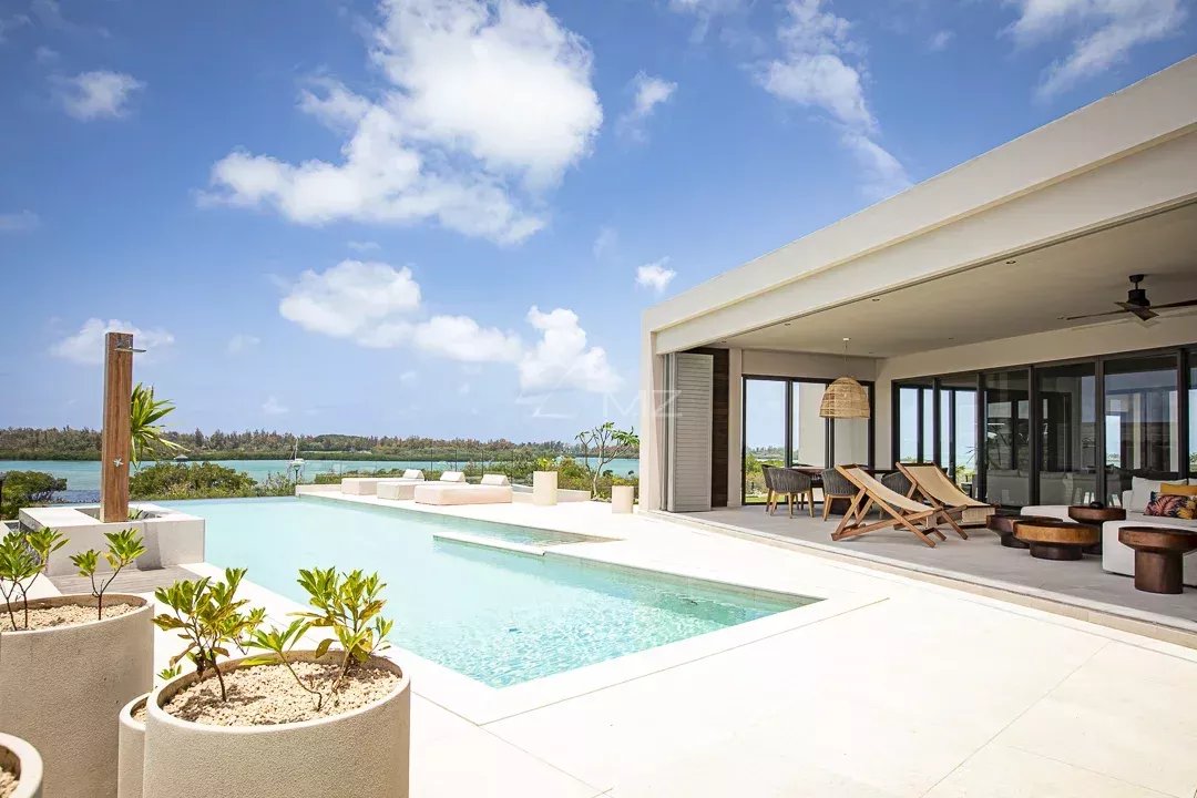 Contemporary single-storey villa with golf course views in a peaceful setting