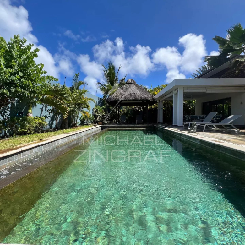 EN DERNIER ETAGE COUP DE COEUR ASSURE SPLENDIDE APPARTEMENT DANS LUXUEUSE RESIDENCE DE RENOM AVEC PISCINE ET TENNIS