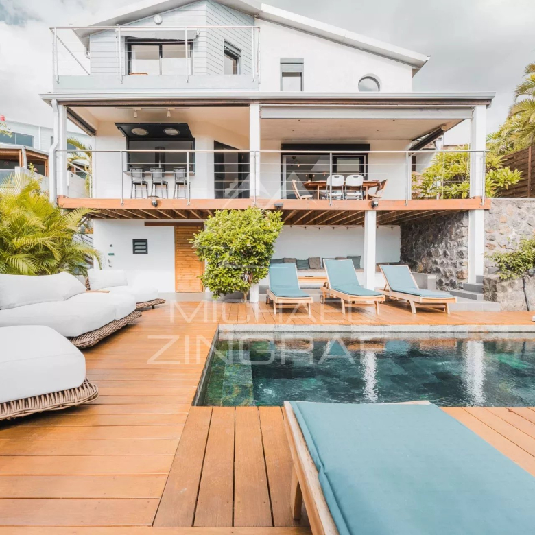 FOR SALE: Arcachon-style 6-room house on the Aegean Peninsula