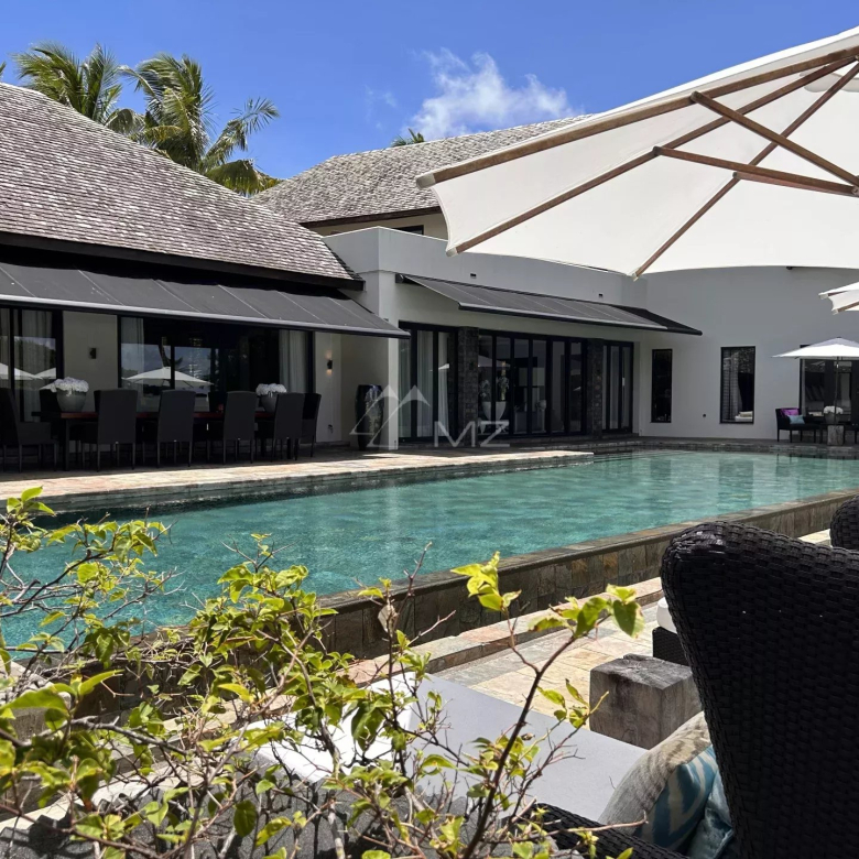 Chalet dans un espace naturel face aux montagnes