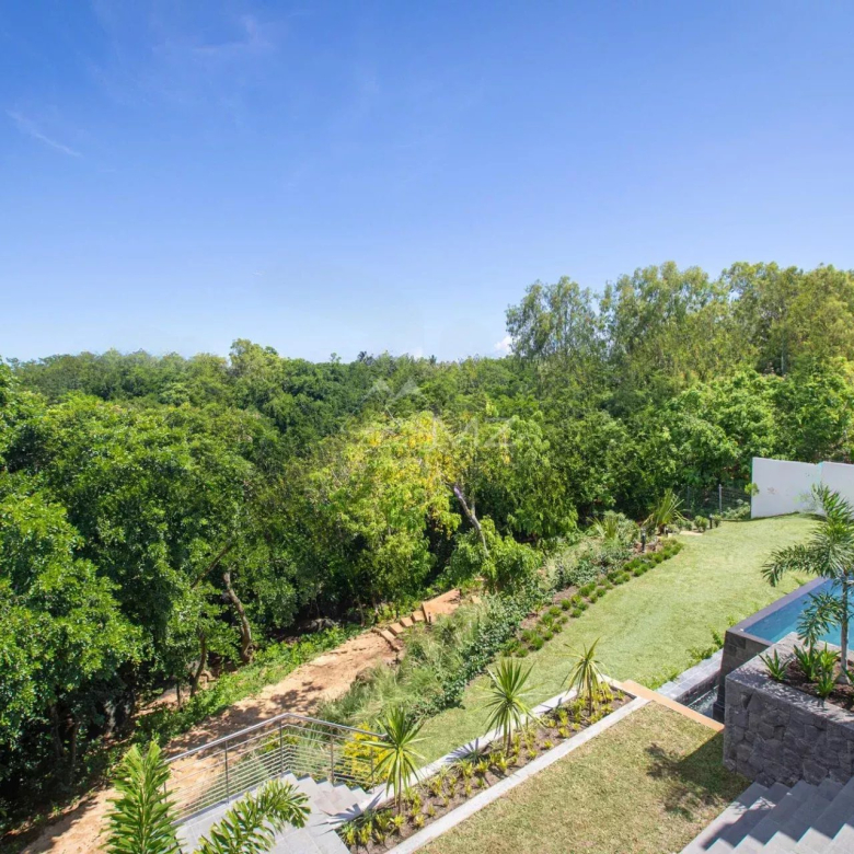 Villa in a prestigious golf estate in Bel Ombre