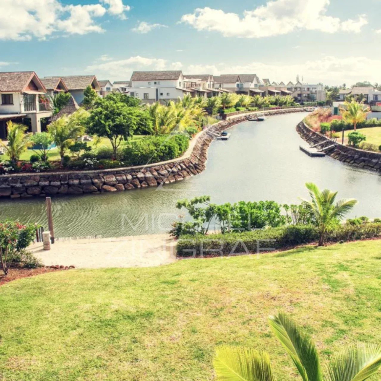2061m2 plot of land on a golf course with sea access