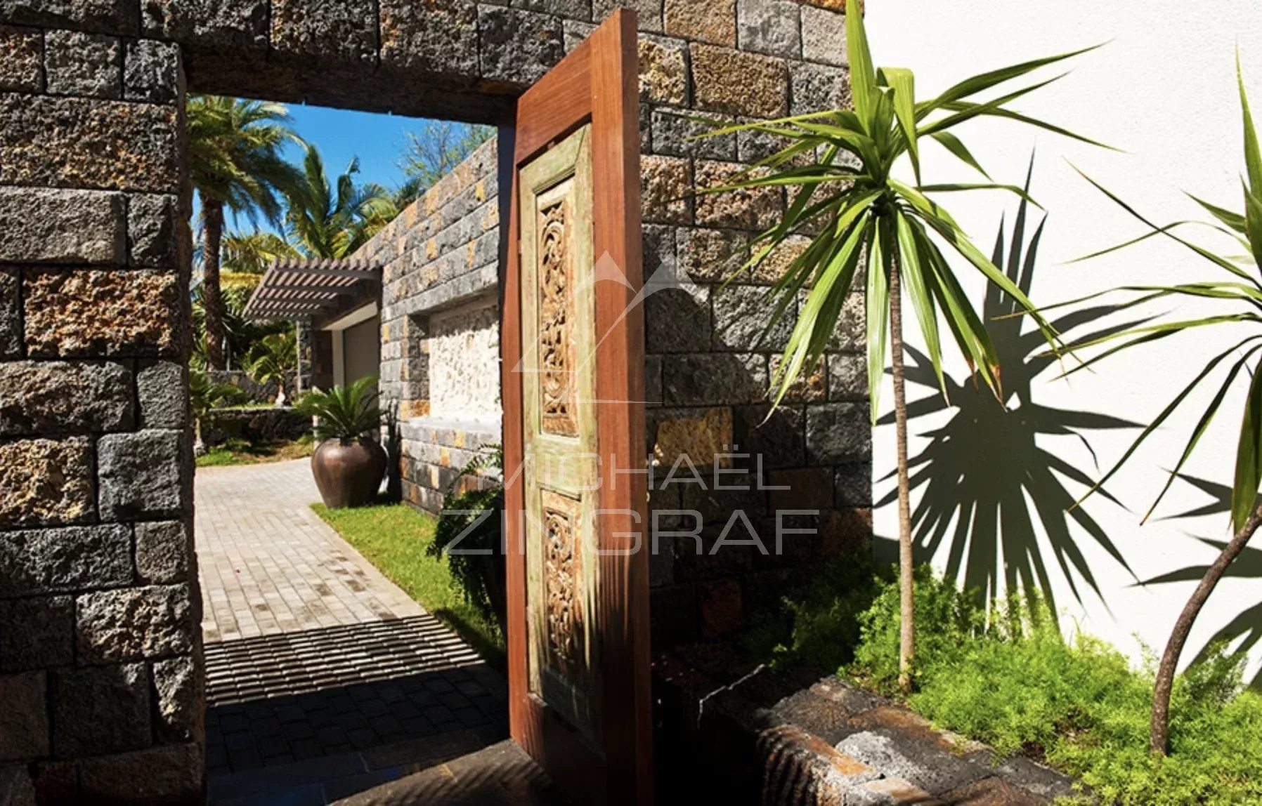 e9b8525d11345c68415be2c5c1403af8_8297cb206e_1796-original