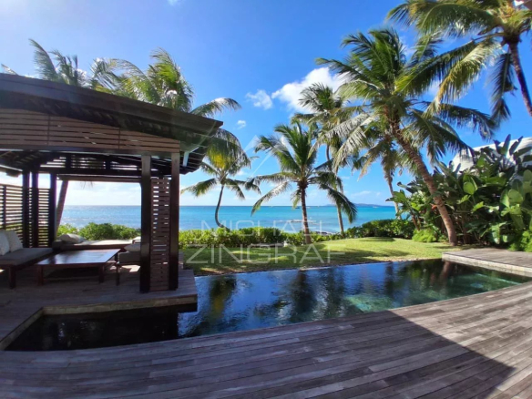 Ile Maurice – Opportunité rare : Villa de luxe Pied dans l’eau  proche Grand Baie – Pointe aux Canonniers