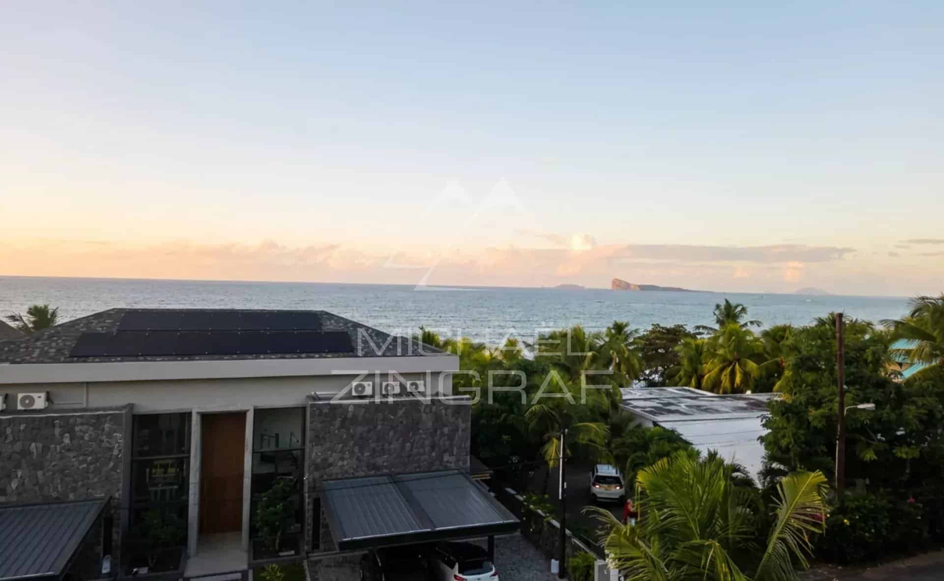Vue panoramique sur la mer depuis un penthouse à Pointe aux Canonniers, Grand Baie.