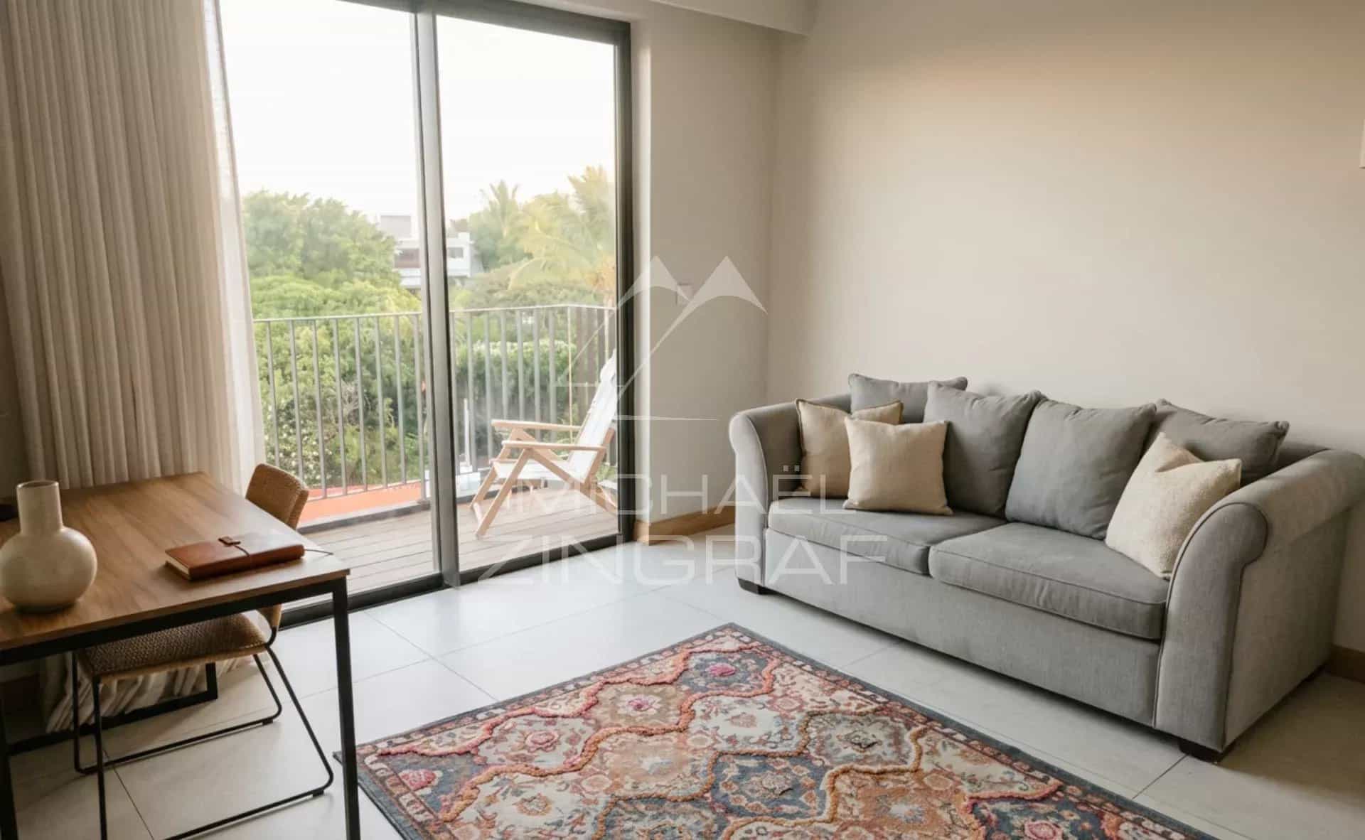 Intérieur d'un penthouse avec canapé et tapis, vue sur balcon.