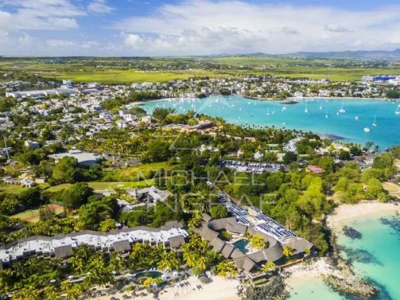 Vue aérienne de Grand Baie avec la mer et des bâtiments résidentiels.