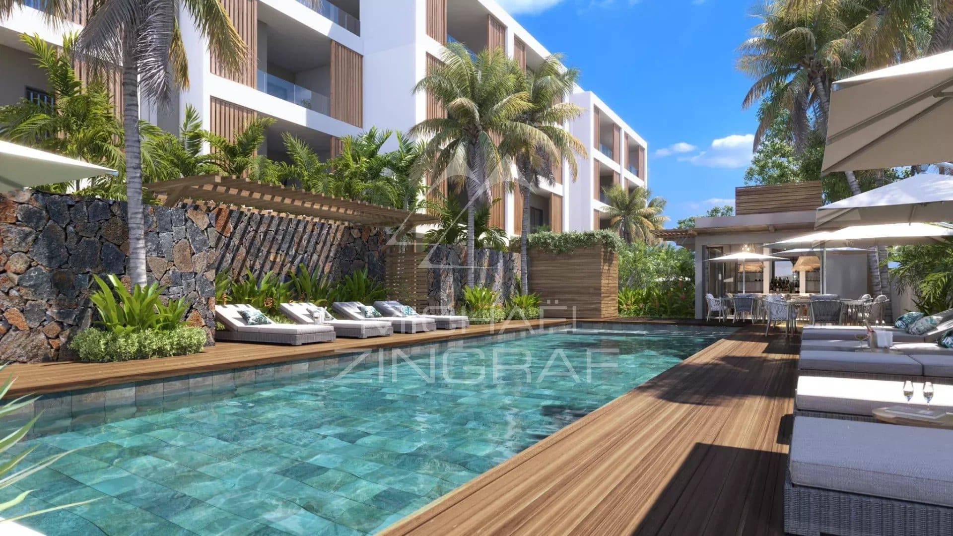 Piscine et espace extérieur d'un penthouse à Grand Baie, entouré de palmiers et de chaises longues.