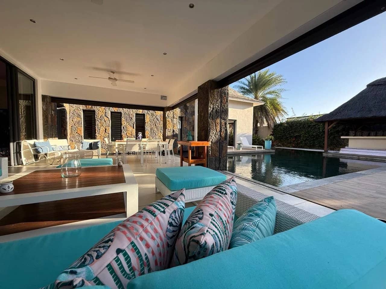 Intérieur d'une villa contemporaine avec piscine, meubles modernes et décoration élégante à Pereybère.