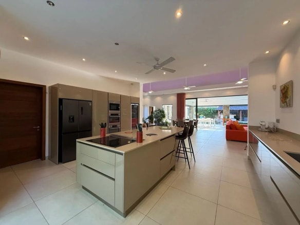 Intérieur d'une villa contemporaine avec cuisine moderne et espace de vie ouvert à Pereybère.