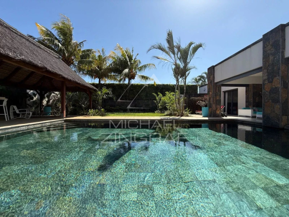 Villa contemporaine avec piscine et jardin dans une résidence à Pereybère.