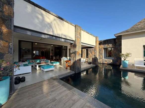 Villa contemporaine avec piscine dans une résidence à Pereybère.
