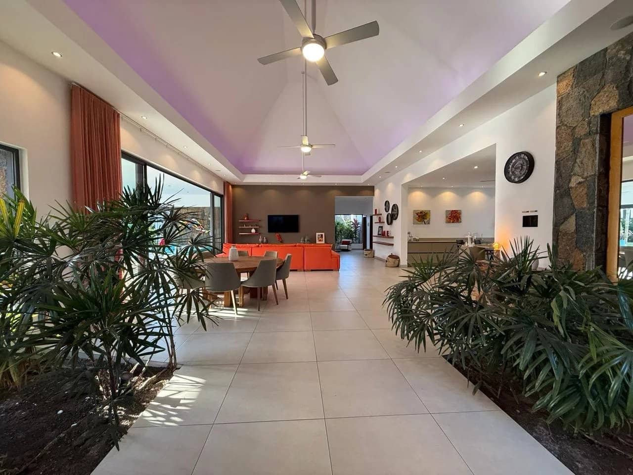 Intérieur d'une villa contemporaine à Pereybère avec salon spacieux et décoration moderne.