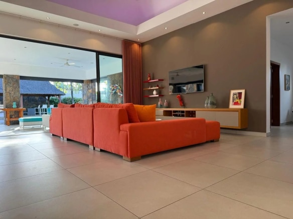 Intérieur d'une villa contemporaine avec un salon spacieux et moderne à Pereybère.