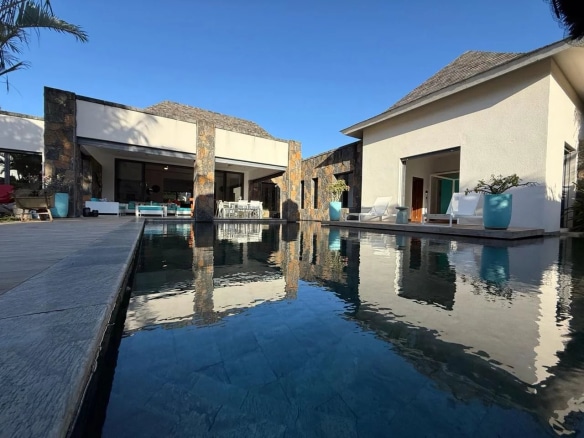 Villa contemporaine avec piscine dans une résidence à Pereybère, vue extérieure