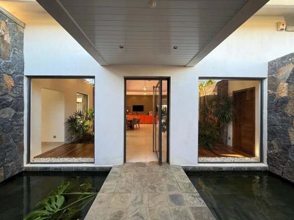 Entrée d'une villa contemporaine avec jardin intérieur à Pereybère.