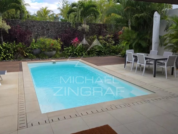Contemporary villa with swimming pool and outdoor space in Pereybère