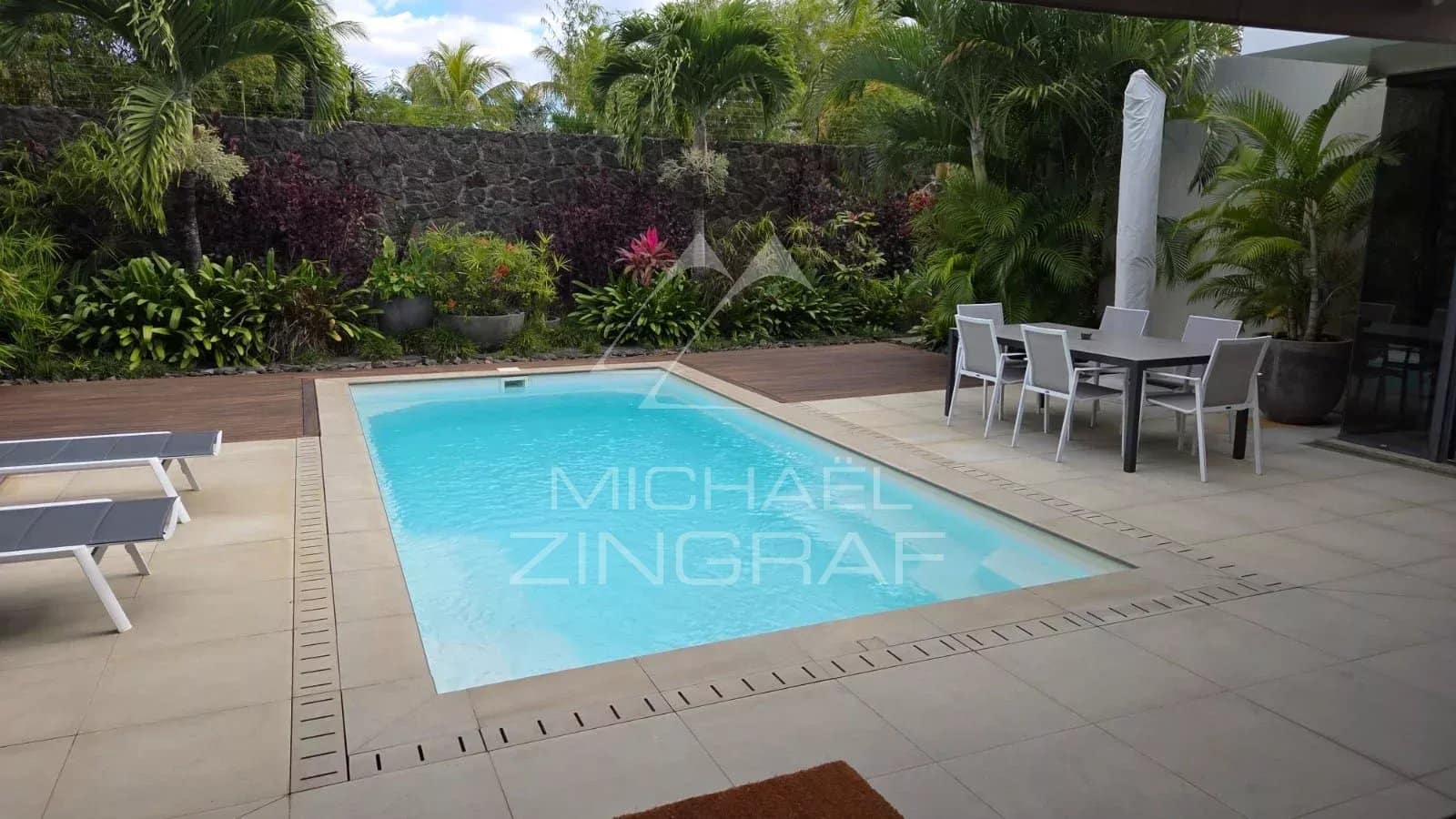 Contemporary villa with swimming pool and outdoor space in Pereybère