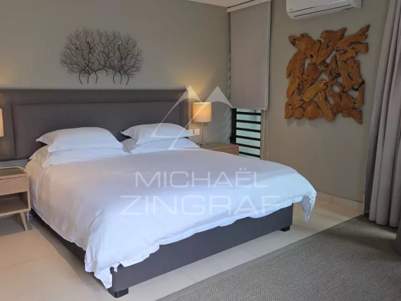 Room in a contemporary villa in Pereybère with double bed and modern decor.