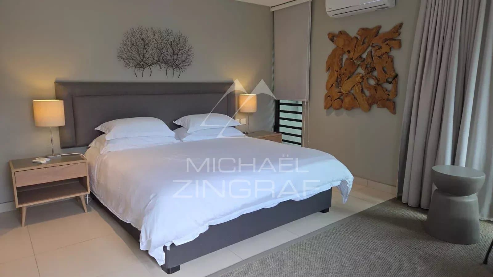 Room in a contemporary villa in Pereybère with double bed and modern decor.