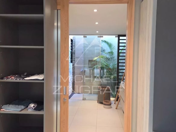 Interior of a contemporary villa in Pereybère with an entrance hall and closets.