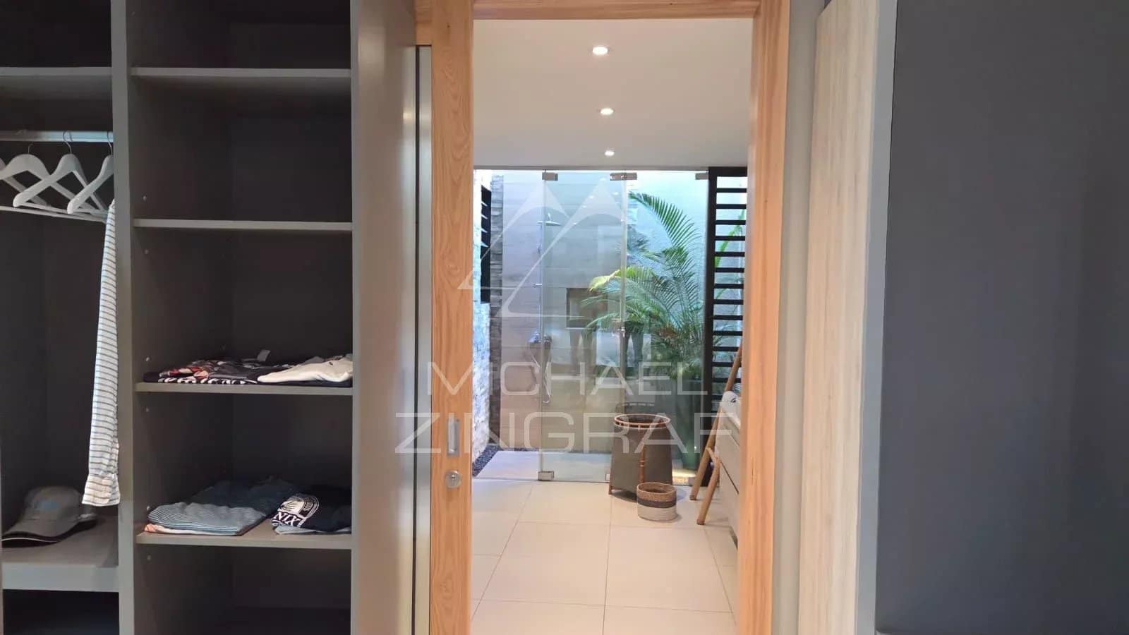Interior of a contemporary villa in Pereybère with an entrance hall and closets.