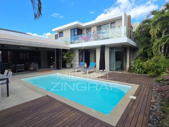 Contemporary villa with swimming pool and garden in Pereybère, overlooking the outdoor space.