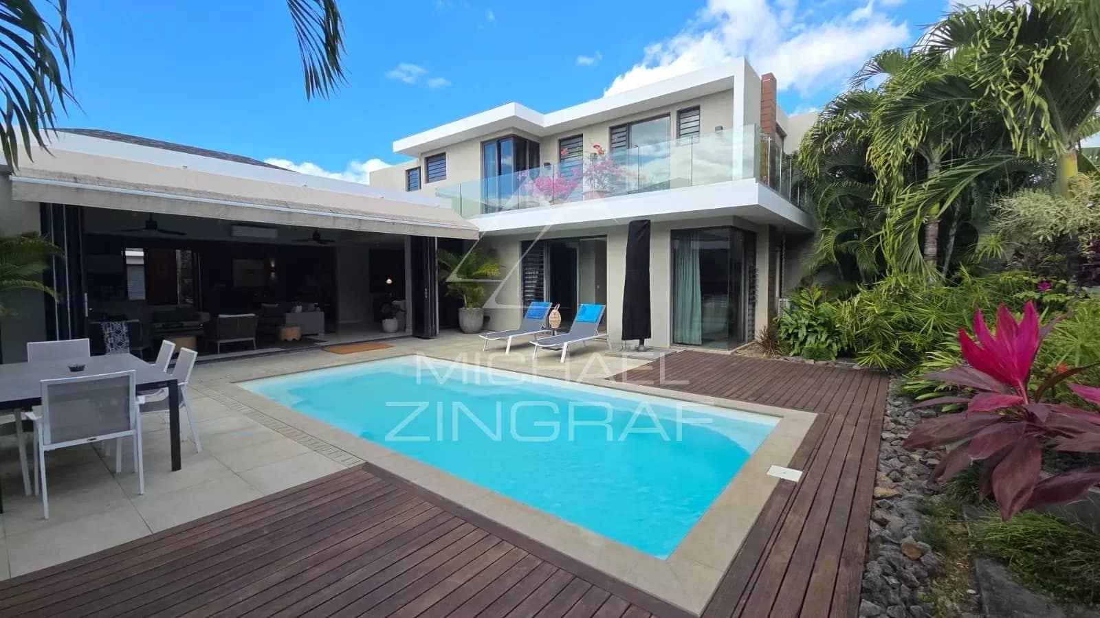 Contemporary villa with swimming pool and garden in Pereybère, overlooking the outdoor space.