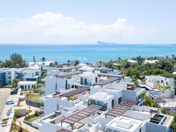 Vue aérienne d'un penthouse moderne à Grand Baie, Ile Maurice, avec vue sur l'océan.