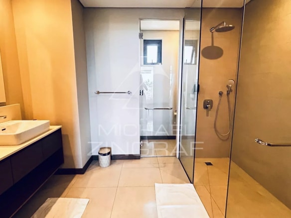 Salle de bain moderne avec douche et double vasque dans un penthouse à Grand Baie, Île Maurice.