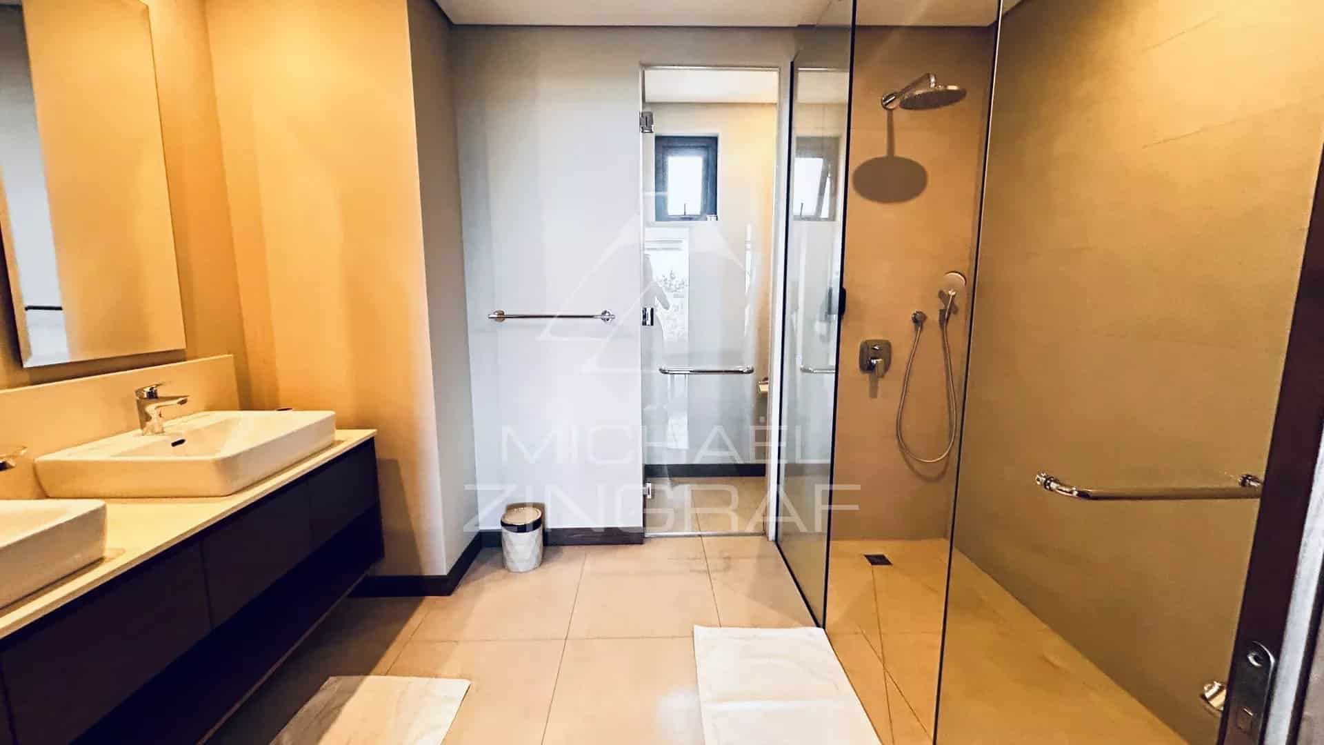 Salle de bain moderne avec douche et double vasque dans un penthouse à Grand Baie, Île Maurice.