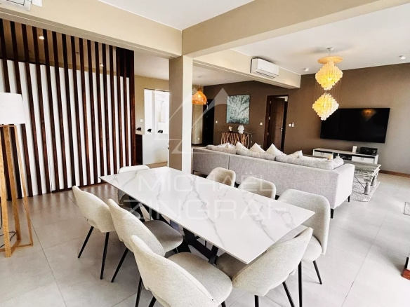 Intérieur d'un penthouse moderne à Grand Baie avec salon, salle à manger et décoration élégante.