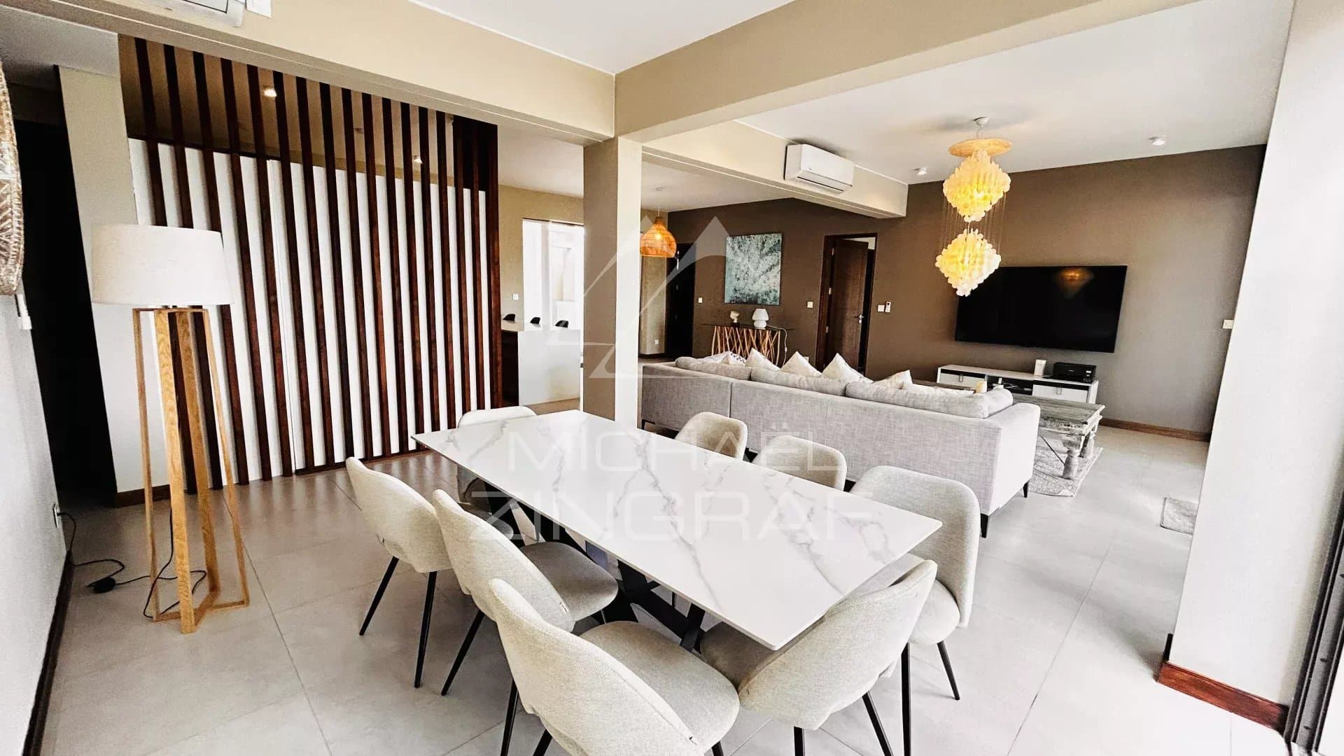 Intérieur d'un penthouse moderne à Grand Baie avec salon, salle à manger et décoration élégante.