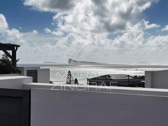Vue panoramique sur l'océan depuis un penthouse à Grand Baie, Île Maurice.