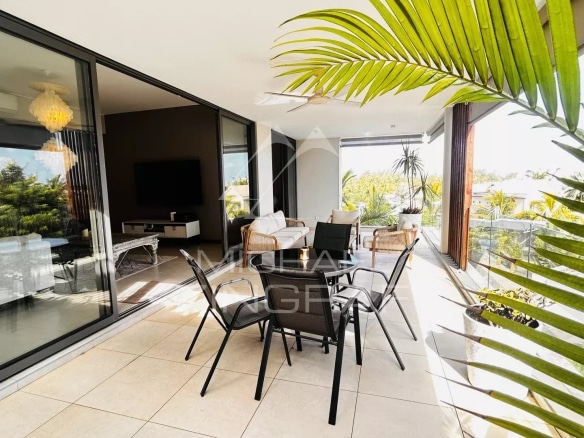 Penthouse moderne à Grand Baie avec vue sur l'océan, salon et espace extérieur.