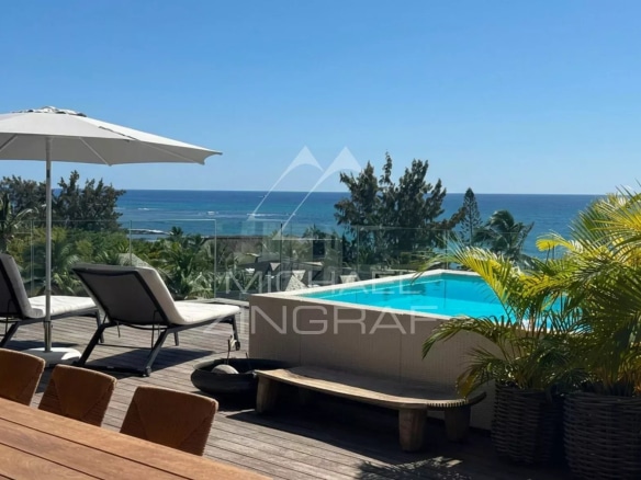 Penthouse with pool and sea view in Pointe aux Canonniers, Grand Baie.