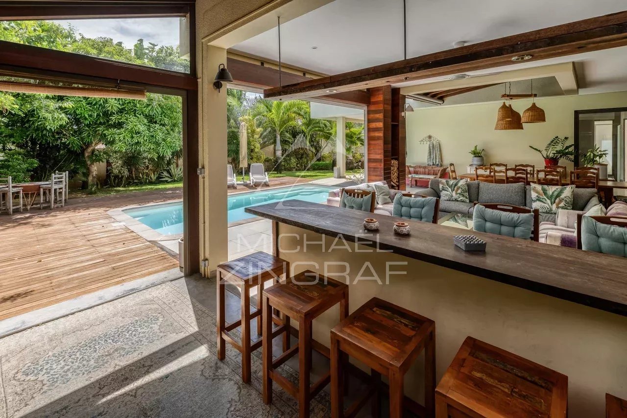 Villa in Mont Mascal, Grand Baie Interior of a villa with living room and bar overlooking the pool, Mont Mascal, Grand Baie.