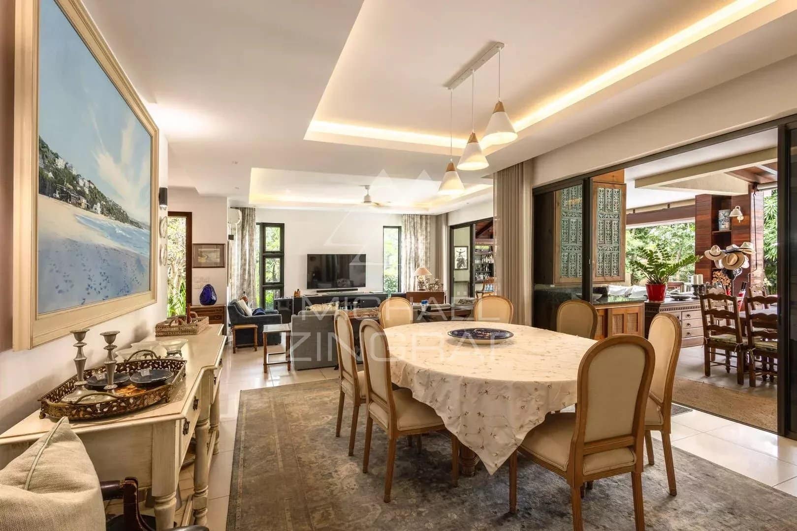 Interior of a villa in Mont Mascal Interior of a villa with dining room and living room, modern and bright decor in Mont Mascal, Grand Baie.