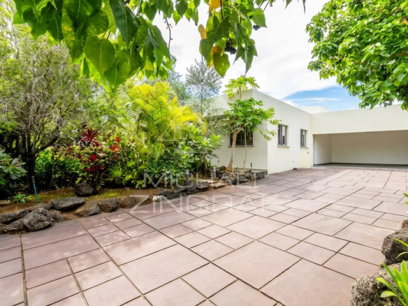 Villa with garden in the residential area of ​​Mont Mascal in Grand Baie.