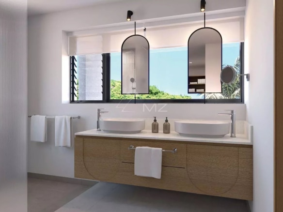 Salle de bain moderne avec double vasque et fenêtre offrant une vue sur la nature.