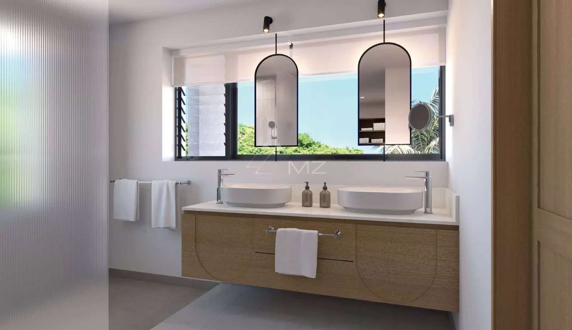 Salle de bain moderne avec double vasque et fenêtre offrant une vue sur la nature.