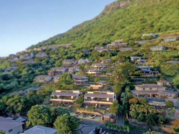 Vue aérienne de villas avec jardin à Rivière Noire, entourées de verdure et offrant une vue sur l'océan.