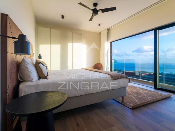 Chambre d'une villa moderne avec vue sur la mer à Rivière Noire, île Maurice.