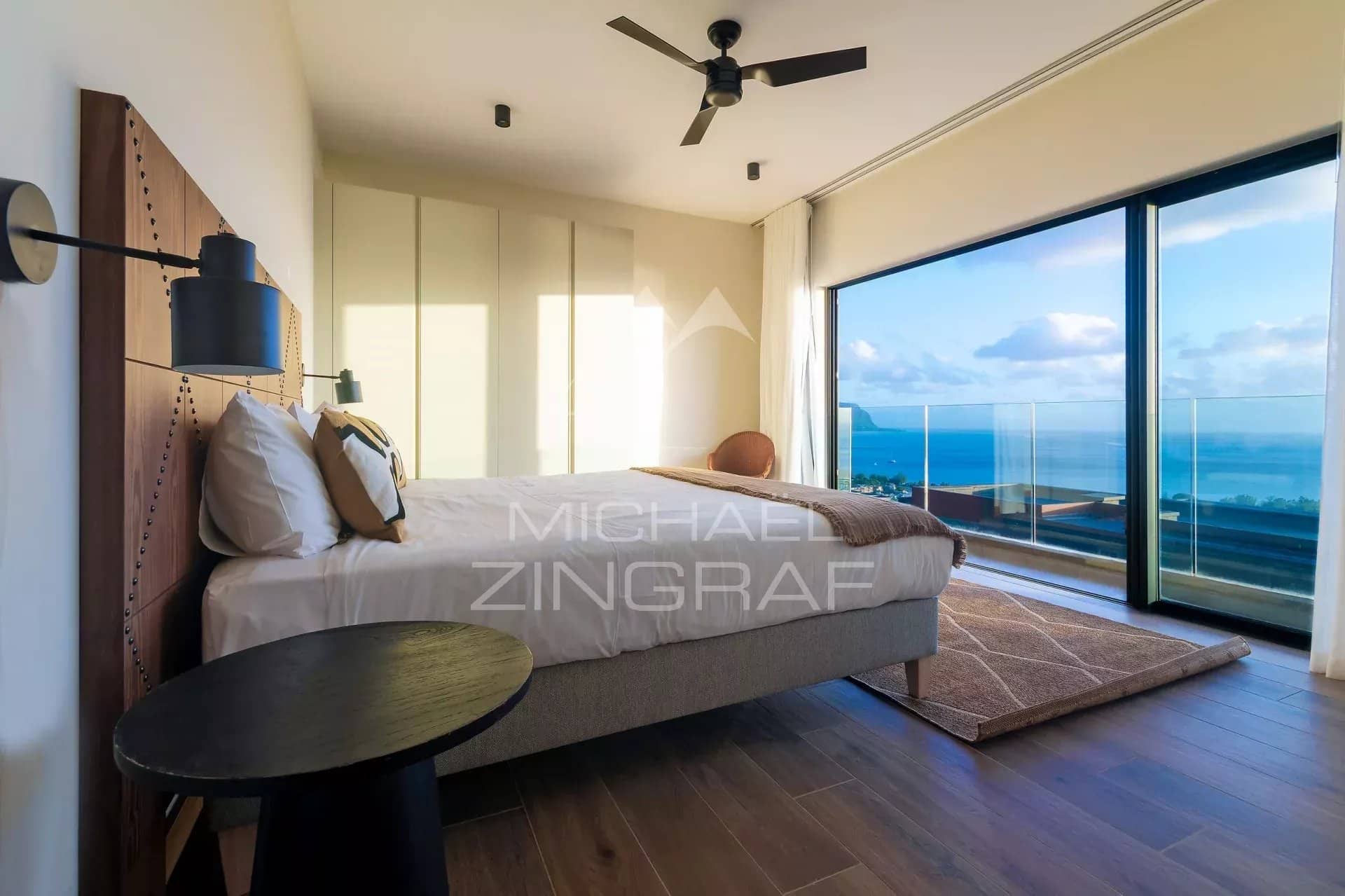 Chambre d'une villa moderne avec vue sur la mer à Rivière Noire, île Maurice.